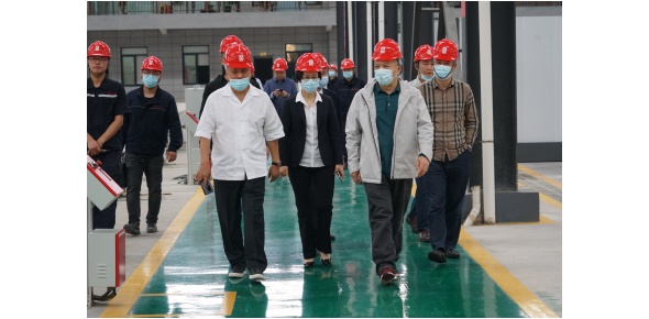 2022-5-10黃學(xué)工等省工信廳總工程師、一級(jí)巡視員市工信局姚曉麗局長(zhǎng)等領(lǐng)導(dǎo)視察萬(wàn)眾集團(tuán)