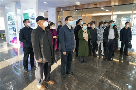 12月14日，張家界市政協(xié)黨組書(shū)記、主席歐陽(yáng)斌一行來(lái)到張家界高新區(qū)萬(wàn)眾實(shí)業(yè)集團(tuán)有限公司，宣講黨的二十大精神