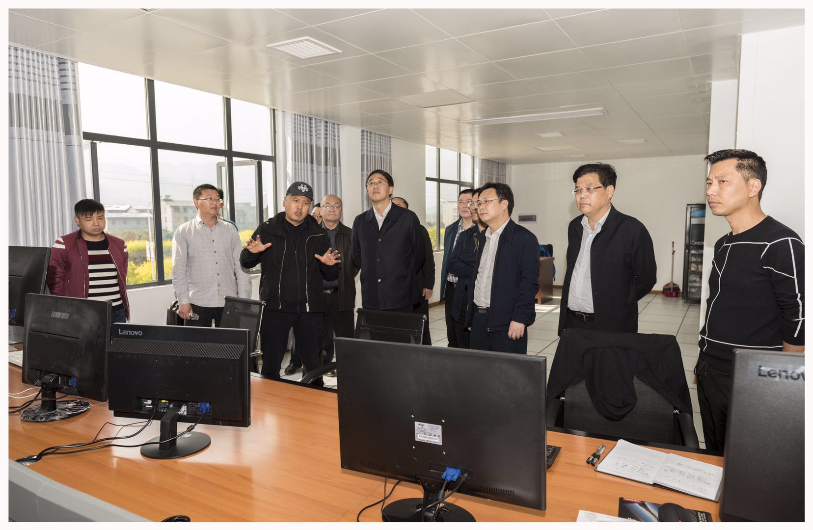 張家界市委、常委常務(wù)副市長(zhǎng)羅智斌一行來(lái)我公司調(diào)研指導(dǎo)工作